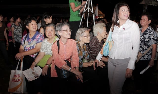 The older generation were delighted by the PAP candidates when they spoken in Hokkien, Teochew and Cantonese at the rally on Thursday, 28 April. (Yahoo! photo/ Marianne Tan)