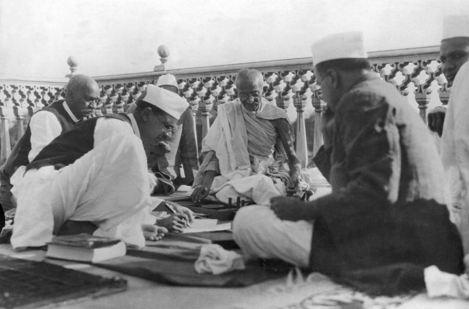 INDIA - JANUARY 22: Indian nationalist leader Mahatma GANDHI dictating his terms of peace with Great Britain to his secretary for transmission to Lord IRWIN, while other nationalist leaders look on in Delhi on March the 13th 1931. (Photo by Keystone-France/Gamma-Keystone via Getty Images)