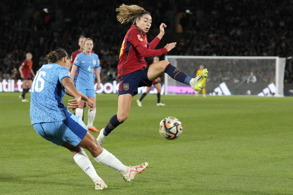 England's Jessica Carter kicks the ball ahead Spain's Olga Carmona during the Women's World Cup soccer final between Spain and England at Stadium Australia in Sydney, Australia, Sunday, Aug. 20, 2023. (AP Photo/Alessandra Tarantino)