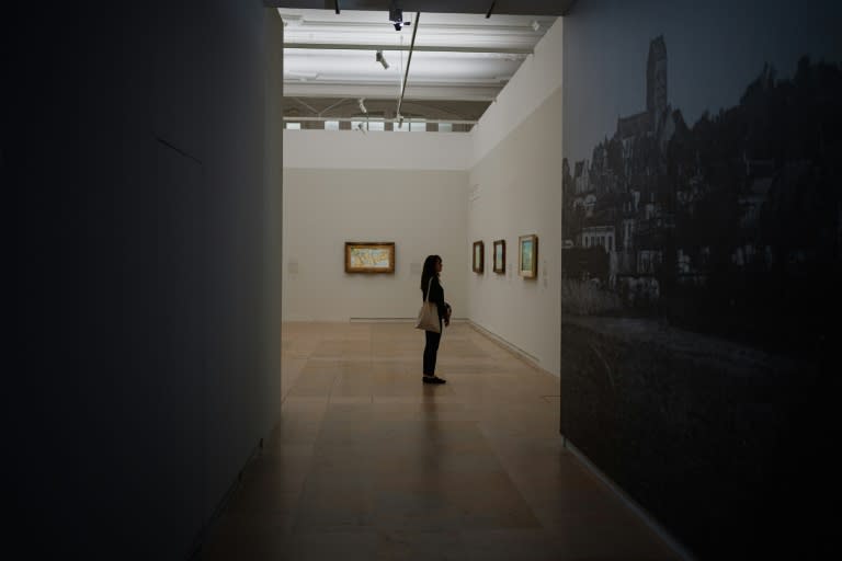 Une visiteuse au musée d'Orsay, à Paris, le 29 septembre 2023 (Dimitar DILKOFF)