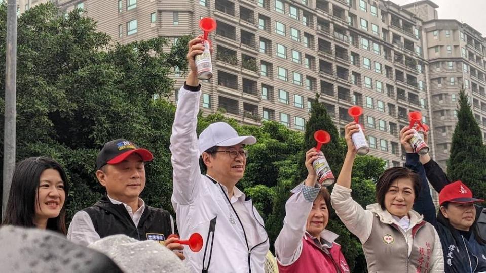 桃園市長張善政鳴笛。 圖／黎百代攝