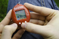 El Tamagotchi apareció en 1996 y triunfó entre los niños de todo el mundo, que se pasaban horas alimentando, bañando y atendiendo a su mascota virtual. Algunas ediciones raras pueden valer hoy más de 100 euros. (Foto: Getty Images).