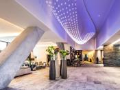 Futuristisch: Das neu erbaute «Intercontinental» in Davos verzichtet auf eine massive Theke in der großzügigen Hotelhalle. Die Gäste checken an Terminals ein. Foto: InterContinental Davos