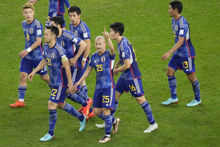 El japonés Daizen Maeda convierte el primer gol de Japón ante Croacia por los octavos de final de la Copa del Mundo