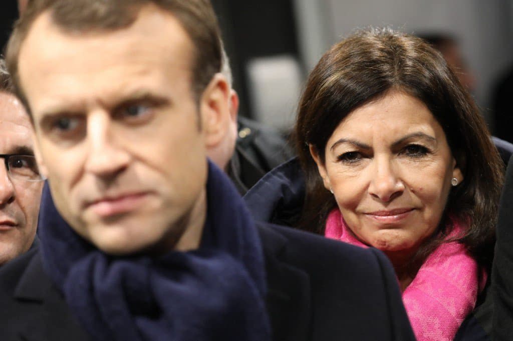 Anne Hidalgo derrière Emmanuel Macron, lors d'une visite consacrée aux JO 2024, le 27 février 2018 - AFP / Ludovic Marin