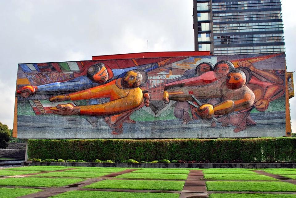 <span class="caption">Escultopintura "El pueblo a la universidad, la universidad al pueblo. Por una cultura nacional neohumanista de profundidad universal", obra de David Alfaro Siqueiros en la rectoría de la Universidad Nacional Autónoma de México (1952‑1956).</span>