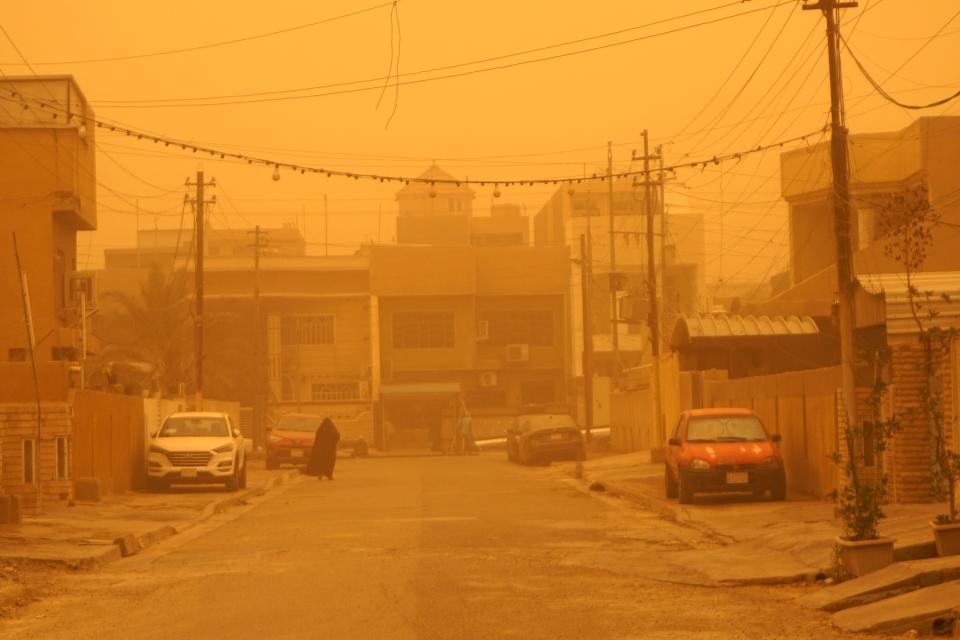 <p>Las tormentas de polvo y arena siempre han ocurrido en Irak, pero se han vuelto más frecuentes e intensas en los últimos años debido al uso inapropiado del agua de los ríos, al pastoreo excesivo y a la deforestación. (Foto: Sabah Arar / AFP / Getty Images).</p> 
