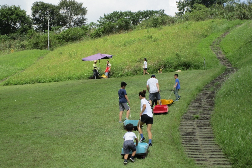 臺北市福德坑環保復育園區的滑草場是假日人氣爆表的景點