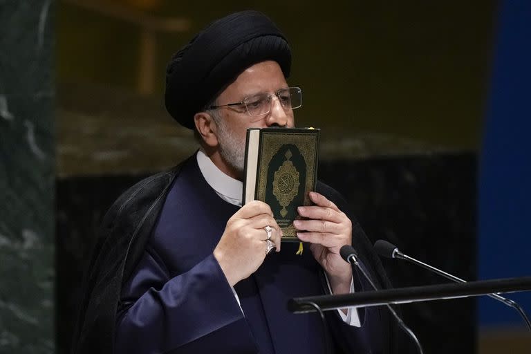 El presidente de Irán, Ebrahim Raisi, besa un Corán mientras se dirige a la 78ª sesión de la Asamblea General de las Naciones Unidas, el martes 19 de septiembre de 2023. 