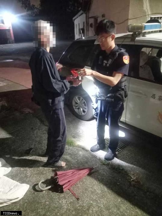 飢餓男子躺路邊多日沒進食，暖警自掏腰包供給食物協助返家。(記者劉春生攝)