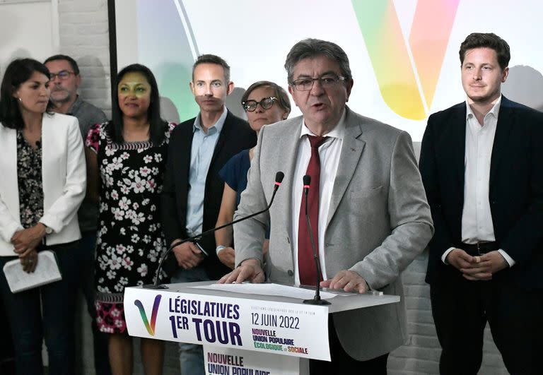 El líder del partido de izquierdas La France Insoumise (LFI), diputado y líder de la coalición de izquierdas Nupes, Jean-Luc Melenchon, pronuncia un discurso durante la velada electoral en la sede de Nupes, tras la primera vuelta de las elecciones parlamentarias francesas en París, el 12 de junio de 2022.