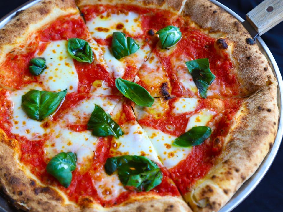 Mit den richtigen Techniken ist es ganz einfach, Pizza zu Hause zu backen. - Copyright: Sea Salt/Shutterstock