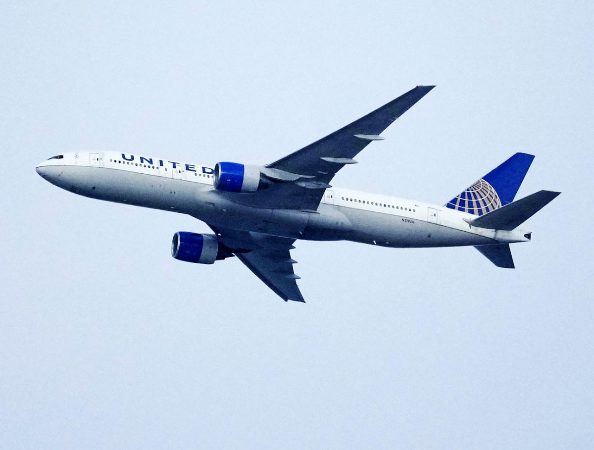 #United Airlines agrees to give union pilots big pay raises