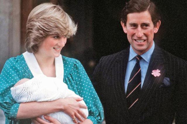 Lady Di y El Principe Carlos. Hospital St. Mary?s de Londres. En 1982, la primera foto de William en brazos de su madre