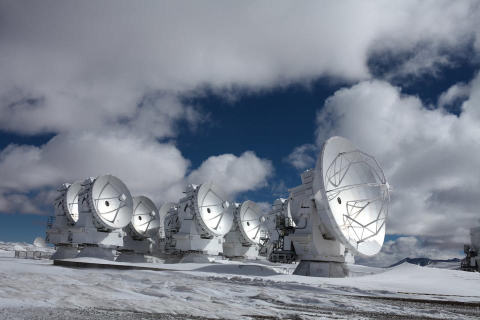 El conjunto de radiotelescopios ALMA está ubicado a 5000 metros de altitud en Chile. <a href="https://www.shutterstock.com/es/image-photo/international-radio-telescope-observatory-north-chilean-1591233016" rel="nofollow noopener" target="_blank" data-ylk="slk:Fluglinse / Shutterstock;elm:context_link;itc:0;sec:content-canvas" class="link ">Fluglinse / Shutterstock</a>