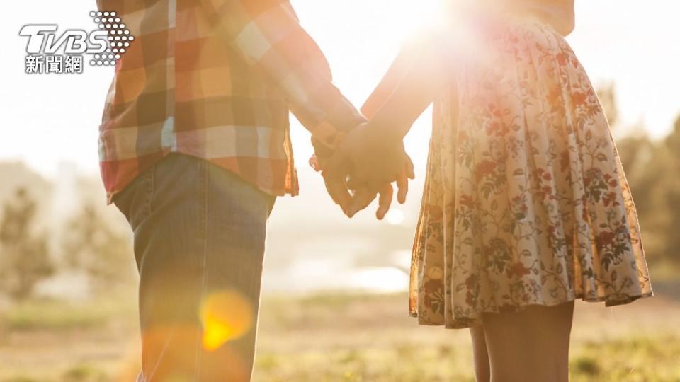 許多夫妻或情侶會在西洋情人節這天安排慶祝。（示意圖／shutterstock達志影像）