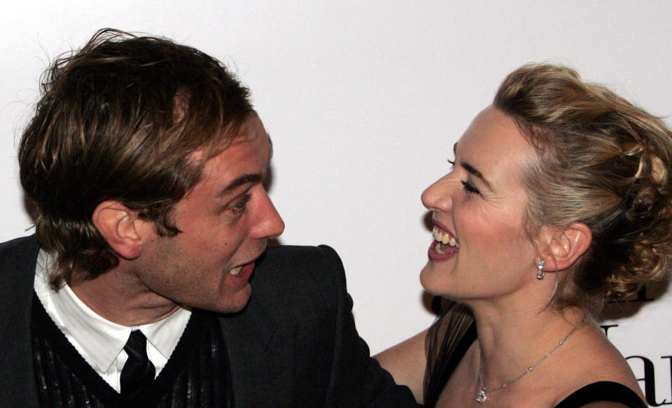 Jude Law y Kate Winslet llegan para el estreno británico de The Holiday, en el Odeon Leicester Square en el centro de Londres. (Foto de Cathal McNaughton - PA Images/PA Images vía Getty Images)