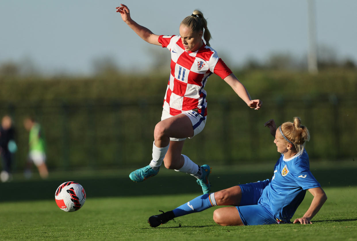 La croata Ana Maria Markovic en acción con la rumana Ioana Andrada Bortan en un partido disputado en abril de 2022. (Foto: Reuters/Antonio Bronic)