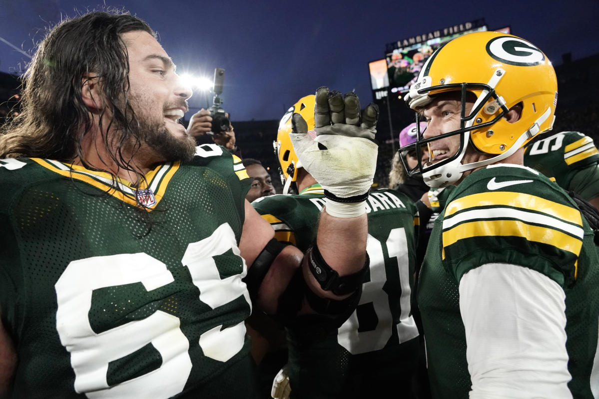 Green Bay, WI, USA. 2nd Dec, 2018. Green Bay Packers offensive tackle David  Bakhtiari #69 pass blocks during the NFL Football game between the Arizona  Cardinals and the Green Bay Packers at