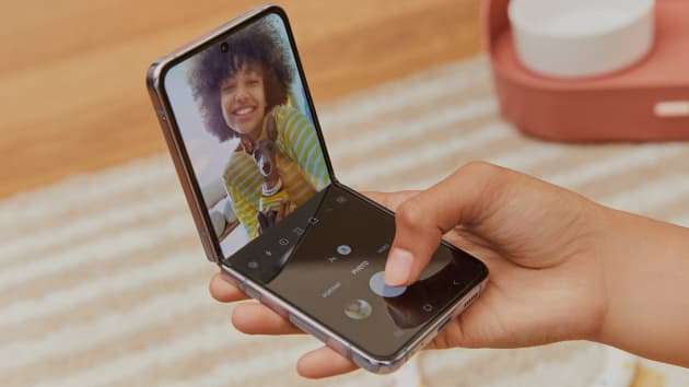 Galaxy Z Flip 4。(圖片：三星)