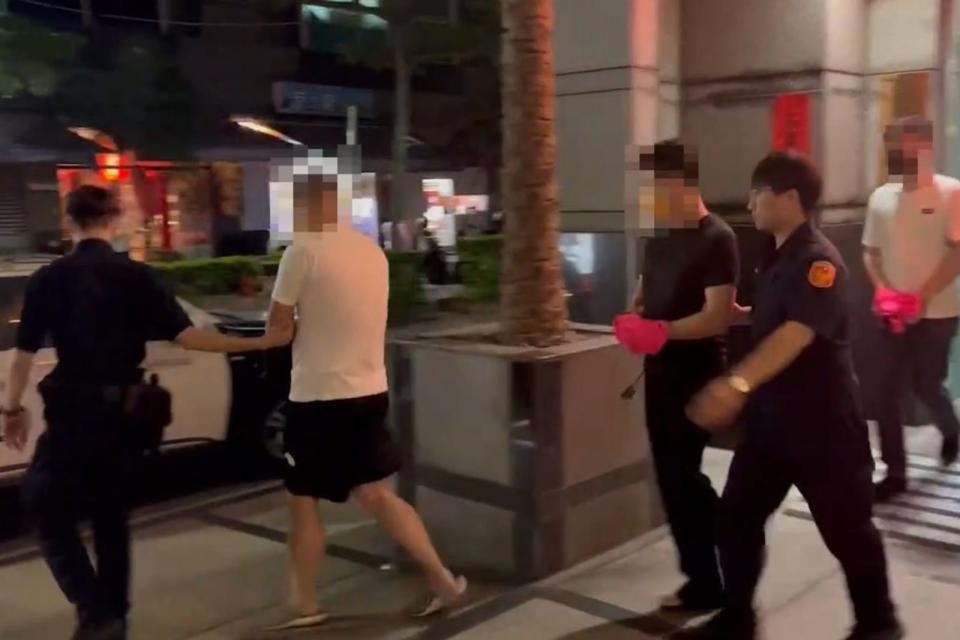 警方表示酒店員工對陳男上手銬行為過當，涉及妨害自由，一併將3人移送。（翻攝畫面）