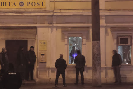 Law enforcement officers negotiate with a hostage-taker at a post office in Kharkiv, Ukraine December 30, 2017. REUTERS/Stanislav Belousov
