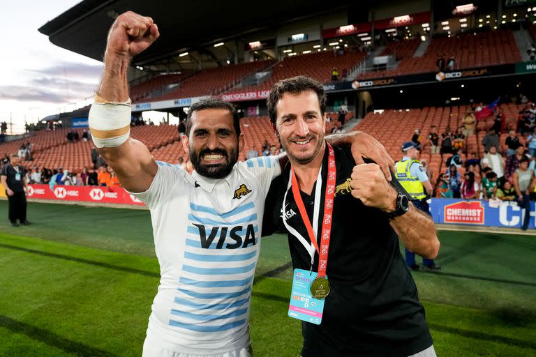 Gastón Revol, jugador de los Pumas 7s, y Santiago Gómez Cora, el entrenador del equipo campeón