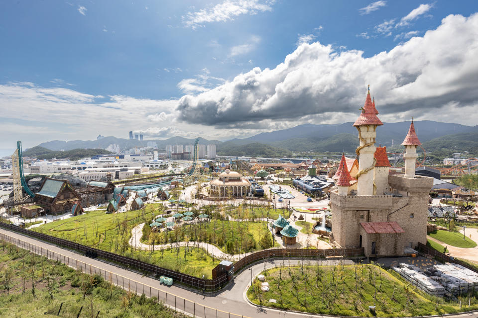 「Skyline Luge 釜山」旁邊就是全新開幕的「釜山樂天世界」，很適合帶小朋友在這裡放電一整天。（鄭祺耀攝影）