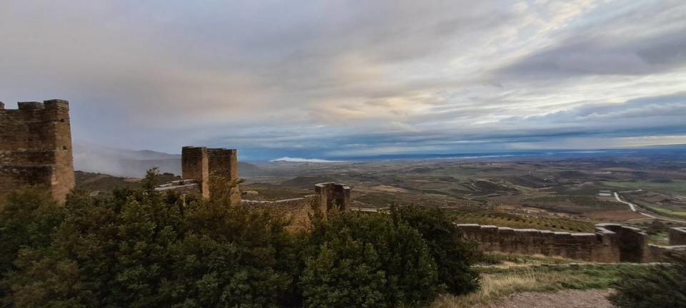 Perfil del Castillo de Loarre al atardecer, el románico mejor conservado de Europa.