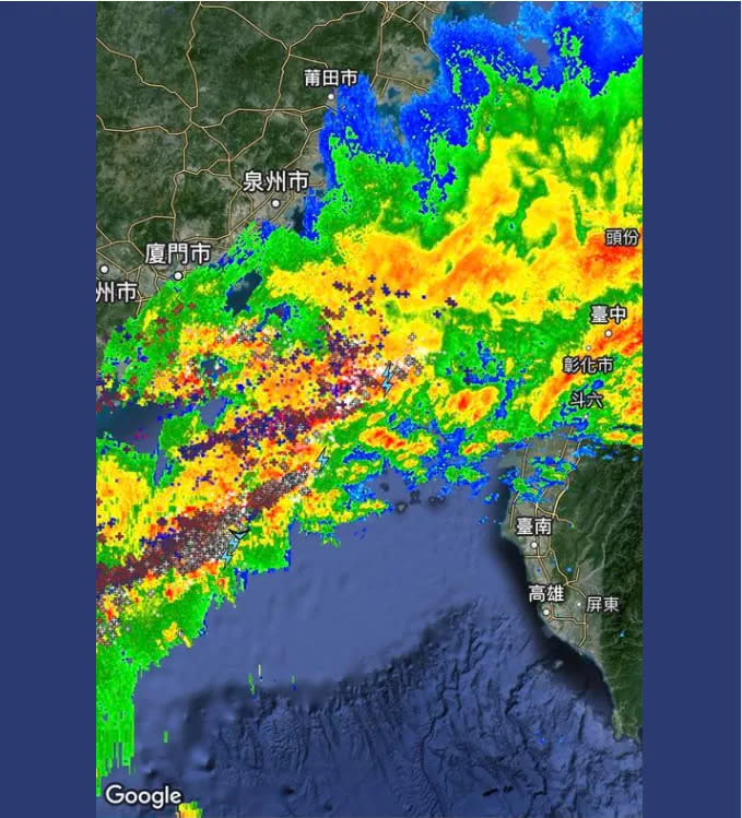 澎湖及西半部注意強風雷擊劇烈天氣。翻攝氣象粉專天氣風險