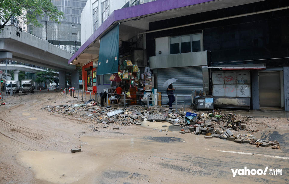 受暴雨及水浸影響，路面堆滿泥濘雜物，圖為柴灣環翠道興華廣場外情況。