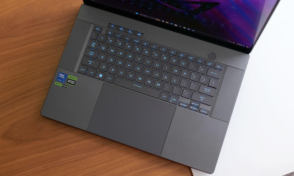 O ASUS ROG Zephyrus G16 possui um teclado espaçoso e um touchpad enorme.  Gostaríamos apenas que tivesse iluminação RGB por tecla em vez de uma configuração de zona única. 