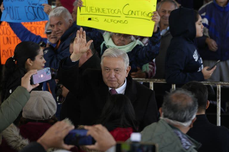 López Obrador saluda a sus simpatizantes a su llegada a la megafarmacia de Huehuetoca. (AP Photo/Fernando Llano)