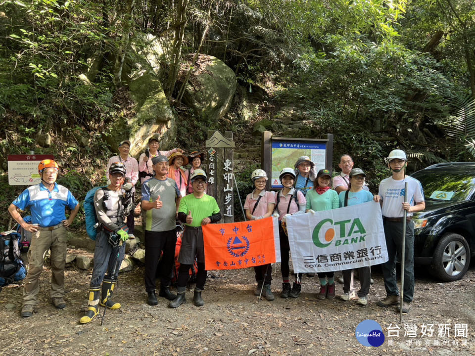 台中市山岳會、三信商業銀行組成無私投入山林步道維護步道志工。