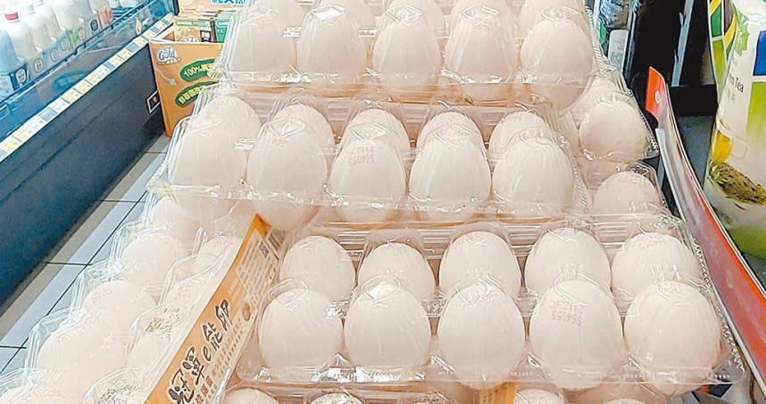 蛋價自去年10月以來節節上升，農委會預估近期產量出來後，春節前價格可回穩，圖為賣場內販售的雞蛋。（圖／中國時報趙雙傑攝）