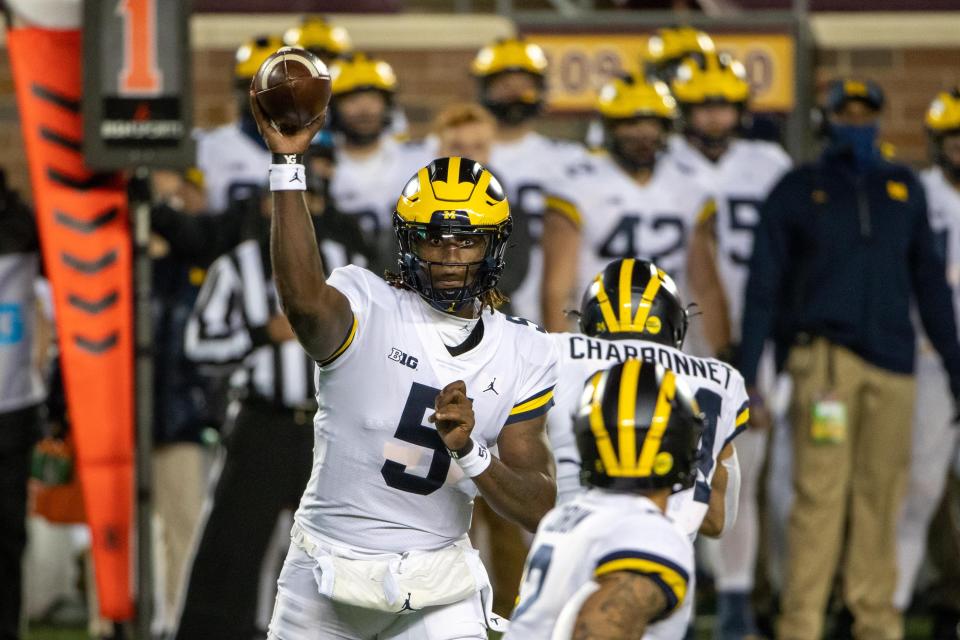 Michigan Wolverines quarterback Joe Milton passes in the first quarter against Minnesota at TCF Bank Stadium, Oct. 24, 2020.