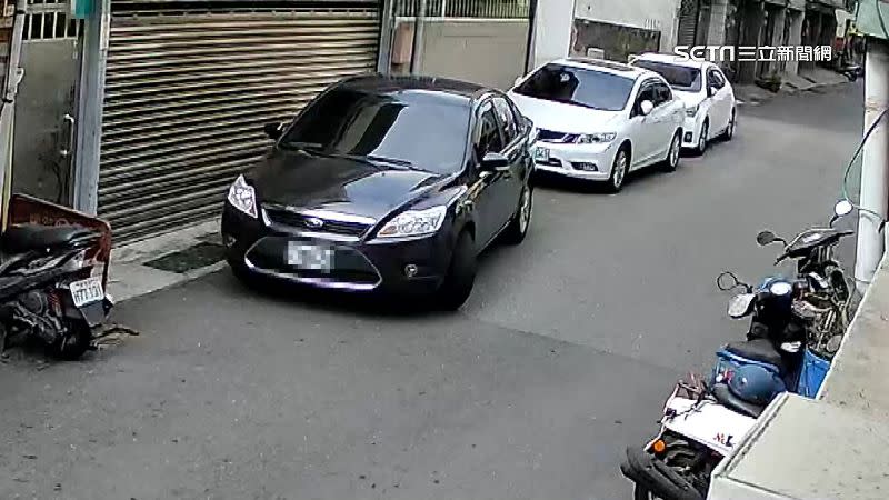 車主不慎擦撞鄰居的車，報警後驚覺自己的駕照居然已被註銷17年。