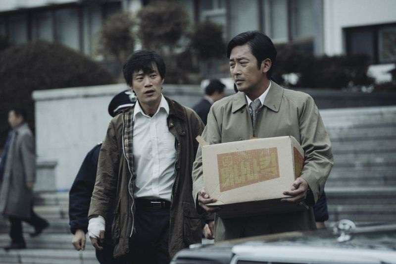 《1987》描述了在當年軍事政權全斗煥時代，一個首爾大學生朴鍾哲如何受到南營洞（匪諜偵查處）特務機關的刑求、逼供意外致死的案件。