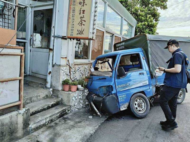 小貨車遭撞後，再撞路旁店家，車頭全毀。 （ 圖／翻攝畫面）