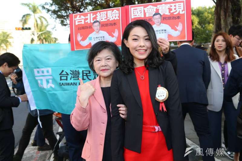 20200201-立法院第十屆立委1日宣誓就職，民眾黨立委高虹安（右）和媽媽（左）一同出席。（顏麟宇攝）