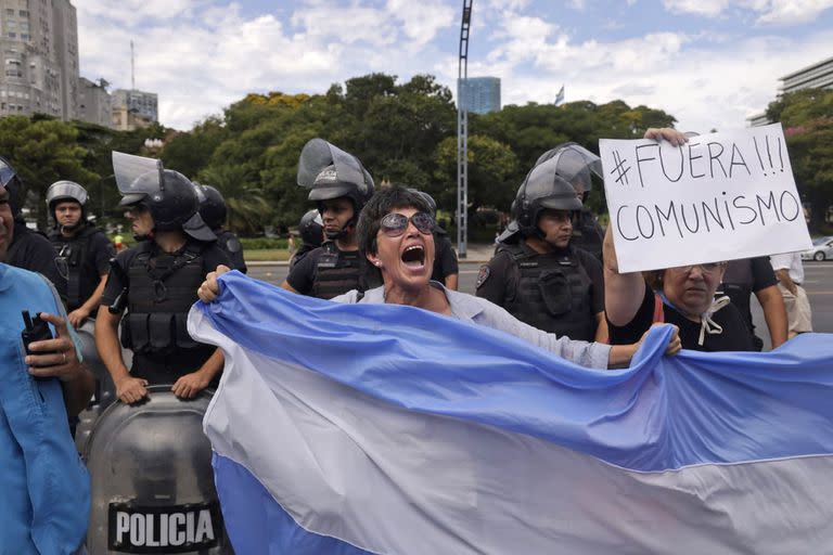 Protestas afuera del Sheraton en contra del arribo de funcionarios venezolanos y cubanos para participar de la Cumbre de la CELAC