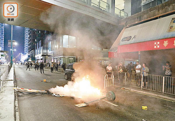 去年十一月十日，有示威者在屯門一帶縱火。