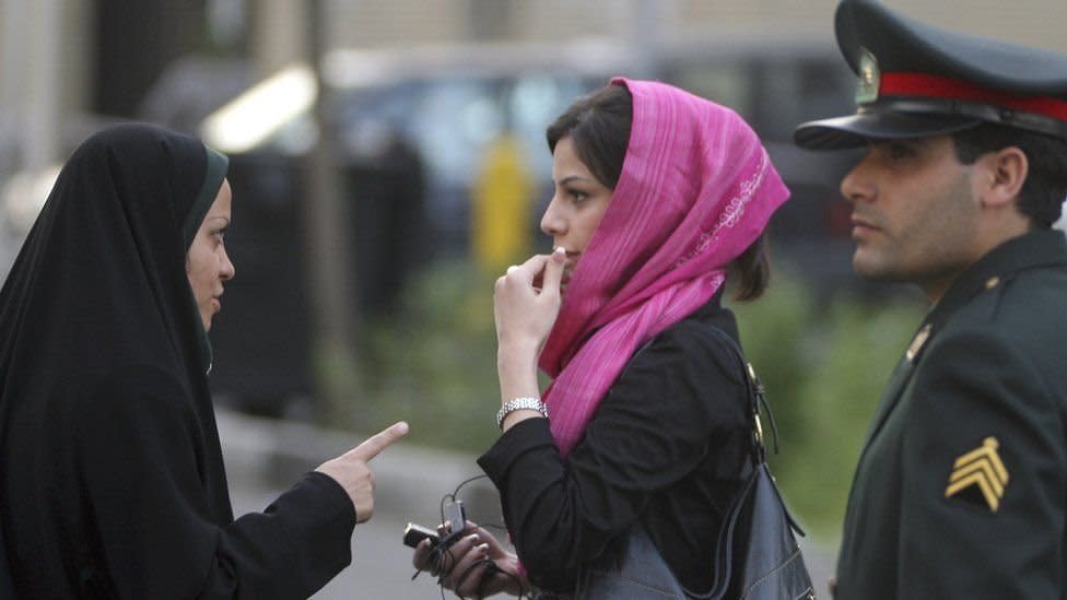 agentes de la policía iraní