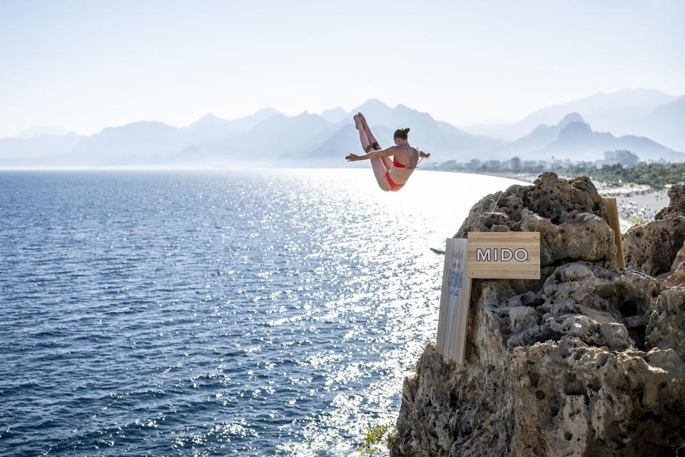 Molly Carlson dari Kanada menyelam dari tebing setinggi ~70 kaki. (Dean Treml/Red Bull melalui Getty Images)