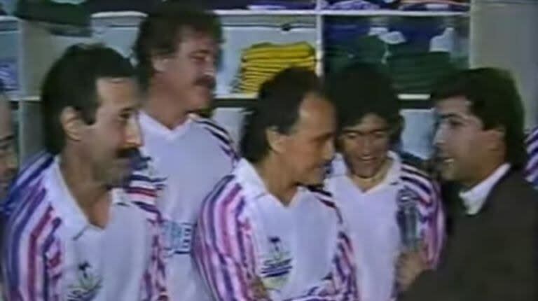 Rubén Green, al fondo, atrás de Miguel del Sel y Maradona. Jugaron un partido a beneficio del Hospital Fernández para comprar un tomógrafo, tras el accidente de Adrián Ghio 