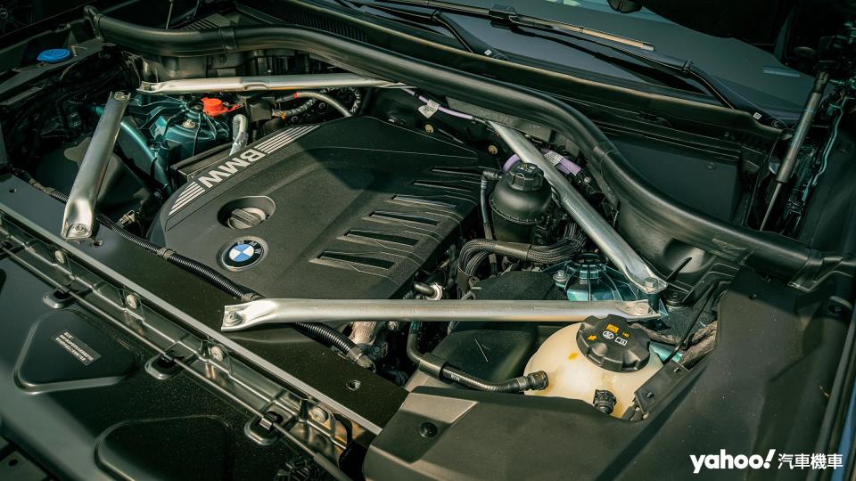 xDrive30d搭載B57 3.0升直六渦輪引擎＋48V輕油電系統，靜止加速破百表現精進到6.1秒。
