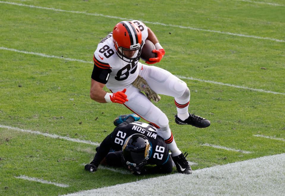 Former Chicago Bears and Cleveland Browns tight end Stephen Carlson (89) leaps over Jacksonville Jaguars free safety Jarrod Wilson (26).