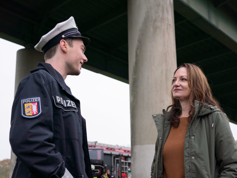 "Unter anderen Umständen - Mütter und Söhne": Lukas Jepsen (Tom Gronau) und Jana Winter (Natalia Wörner) unterhalten sich am Unfallort. (Bild: ZDF/Georges Pauly)