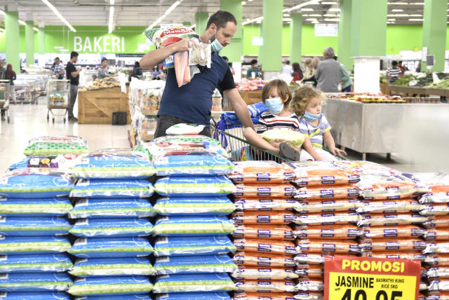 Malaysian Grocery Shoppers in a shopping frenzy at a Vegetable