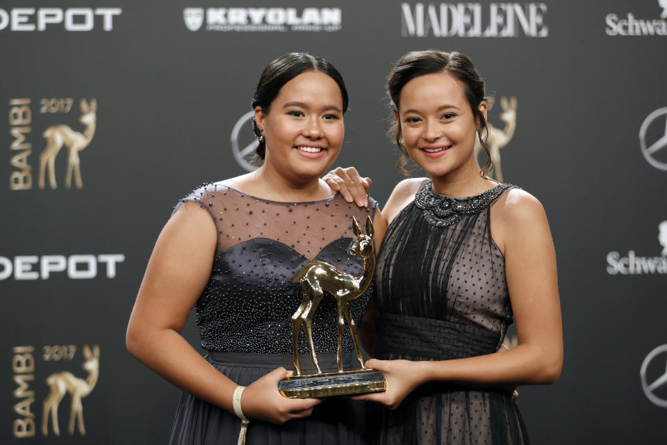 Las hermanas Isabel and Melati Wijsen al recibir un premio en Alemania. Ellas lograron que el gobierno de Balí, de donde son originarias, prohibiera las botellas y popotes de plástico y los productos de poliestireno. (Getty Images)